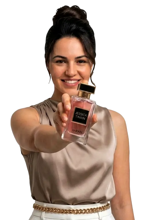 Mulher elegante com penteado sofisticado segurando frasco de perfume feminino para presente na Val Cosméticos e Presentes em Londrina.