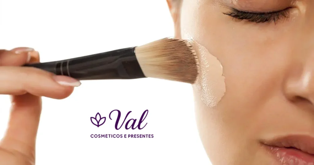Mulher aplicando base líquida no rosto com pincel profissional de maquiagem na Val Cosméticos em Londrina, PR.