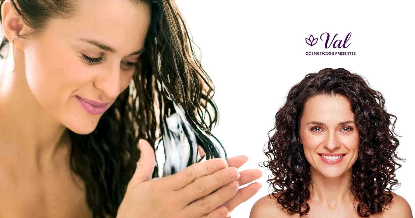 Mulher sorrindo de perfil aplicando máscara capilar e enluvando o cabelo úmido e, ao lado direito, outra mulher sorridente e satisfeita com cabelos cacheados finalizados e bem cuidados. Inclui o logotipo roxo da Val Cosméticos e Presentes sobre o fundo branco.